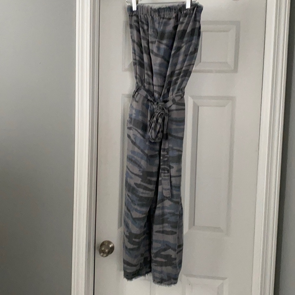 Awesome cute strapless jumpsuit in camo gray M